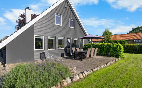 Begitte - 200M from the Sea: Bleu, Arbuste, Chalet, Couverture De Sol, Jardin, Biens, Ombre, Aménagement Paysager, Ferme, Eco Hôtel