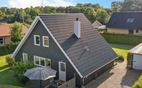 Begitte - 200M from the Sea: Bleu, Arbuste, Chalet, Couverture De Sol, Jardin, Biens, Ombre, Aménagement Paysager, Ferme, Eco Hôtel