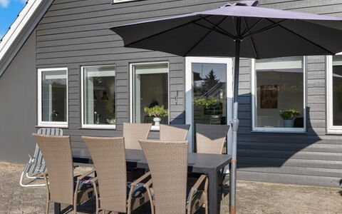 Begitte - 200M from the Sea: Bleu, Arbuste, Chalet, Couverture De Sol, Jardin, Biens, Ombre, Aménagement Paysager, Ferme, Eco Hôtel