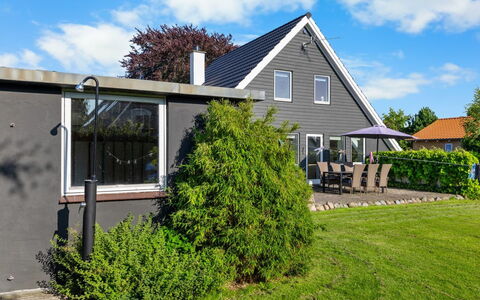 Begitte - 200M from the Sea: Bleu, Arbuste, Chalet, Couverture De Sol, Jardin, Biens, Ombre, Aménagement Paysager, Ferme, Eco Hôtel