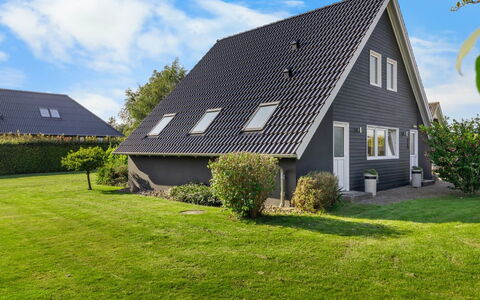 Begitte - 200M from the Sea: Bleu, Arbuste, Chalet, Couverture De Sol, Jardin, Biens, Ombre, Aménagement Paysager, Ferme, Eco Hôtel