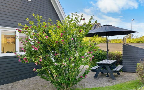Begitte - 200M from the Sea: Bleu, Arbuste, Chalet, Couverture De Sol, Jardin, Biens, Ombre, Aménagement Paysager, Ferme, Eco Hôtel