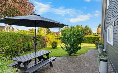Begitte - 200M from the Sea: Bleu, Arbuste, Chalet, Couverture De Sol, Jardin, Biens, Ombre, Aménagement Paysager, Ferme, Eco Hôtel