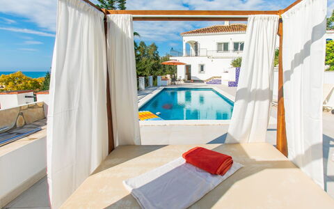 Villa Esperanza: Piscine, Meubles, Recours, Mobilier De Jardin, Domicile, Loisir, Chaise, Balancelle, Balcon, Eco Hôtel