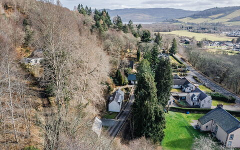 Betty'S Bothy: Arbre, Paysage, Zone Résidentielle, Montagnes, Toit, Maison, Zone Rurale, Établissements Humains, Domicile, Village