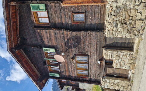 Dorfstrasse 97 2. Og Süd: Mur, Bois, Porte, Chalet, Brique, Siding, Brickwork, Mur De Pierre, Fenêtre À Guillotine