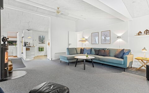 Frethi - 30Km from the Sea: Meubles, Design Intérieur, Canapé, Sol, Sol, Plafond, Salon, Pièce, Luminaire, Appartement