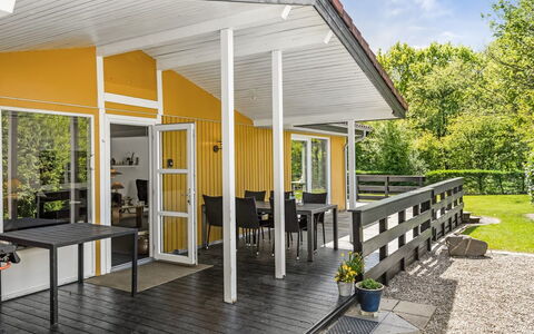 Frethi - 30Km from the Sea: Bois, Porche, Domicile, Chalet, Plate-Forme, Ombre, Biens, Siding, Dur, Cour