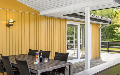 Frethi - 30Km from the Sea: Bois, Sol, Porche, Sol, Tache De Bois, Parquet, Dur, Plate-Forme, Porte, Ombre
