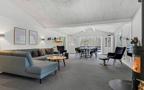Frethi - 30Km from the Sea: Meubles, Mobilier De Jardin, Vaisselle, Table, Drinkware, Chaise, Tableau De Plein Air, Aliments, Bouteille