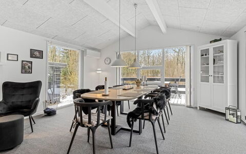 Frethi - 30Km from the Sea: Meubles, Mobilier De Jardin, Vaisselle, Table, Drinkware, Chaise, Tableau De Plein Air, Aliments, Bouteille