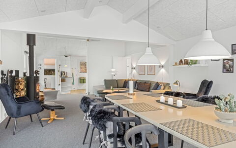 Frethi - 30Km from the Sea: Meubles, Mobilier De Jardin, Vaisselle, Table, Drinkware, Chaise, Tableau De Plein Air, Aliments, Bouteille