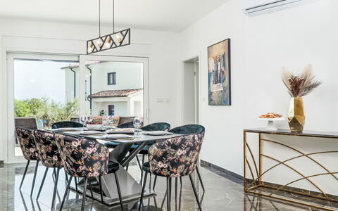 Lu: Meubles, Design Intérieur, Chaise, Table, Sol, Bois, Table Cuisine Et Salle A Manger, Sol, Plafond, Salle À Manger