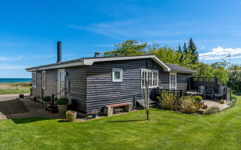 Welma - 200M from the Sea: Maison, Domicile, Chalet, Toit, Lot Terre, Siding, Porche, Biens, Ferme, Planche