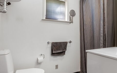 Welma - 200M from the Sea: Siège De Toilette, Salle De Bains, Luminaire Plomberie, Toilette, Sol, Sol, Design Intérieur, Plomberie, Évier, Robinet
