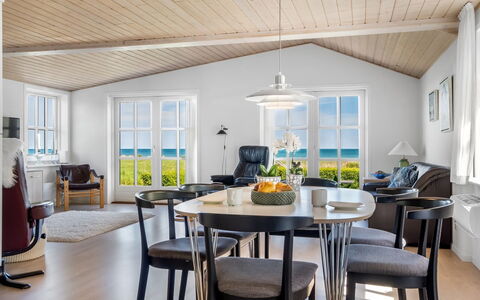 Welma - 200M from the Sea: Meubles, Design Intérieur, Sol, Table, Bois, Sol, Chaise, Plafond, Table Cuisine Et Salle A Manger, Salle À Manger
