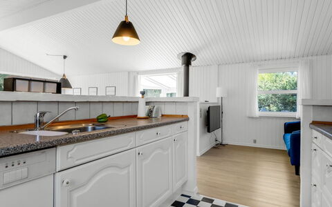 Balthasar - 400M from the Sea: Sol, Cuisine, Bois, Design Intérieur, Comptoir, Sol, Plafond, Cabinetry, Principaux Appliance, Appareil De Cuisine