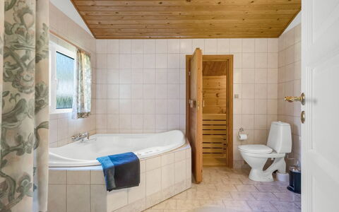 Balthasar - 400M from the Sea: Design Intérieur, Sol, Sol, Luminaire Plomberie, Bois, Plafond, Salle De Bains, Baignoire, Pièce, Plomberie