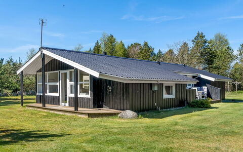 Balthasar - 400M from the Sea: Bâtiment, Herbe, Bois, Maison, Toit, Domicile, Chalet, Lot Terre, Zone Rurale, Siding
