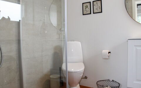 Valia - 20M from the Sea: Siège De Toilette, Salle De Bains, Toilette, Sol, Mur, Luminaire Plomberie, Sol, Design Intérieur, Plomberie, Éclairage