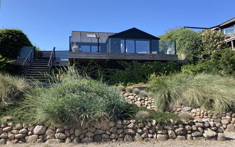 Valia - 20M from the Sea: Arbuste, Toit, Domicile, Chalet, Jardin, Biens, Aménagement Paysager, Cour, Arrière-Cour, Siding