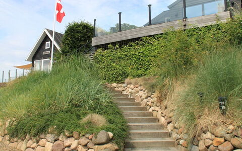 Valia - 20M from the Sea: Arbuste, Roche, Communauté Des Plantes, Couverture De Sol, Pente, Jardin, Aménagement Paysager, Formations Arbustives, Passerelle, Piste