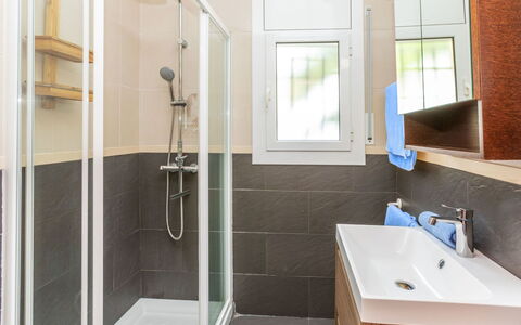 Antem: Salle De Bains, Sol, Luminaire Plomberie, Design Intérieur, Lavabo, Mur, Sol, Évier, Robinet, Armoire De Toilette