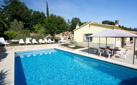 Antem: L'Eau, Ciel, Propriété, Piscine, Bâtiment, Plante, Bleu Azur, Arbre, Ombre, Plan D'Eau