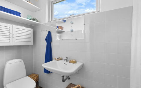 Andine - 250M from the Sea: Salle De Bains, Siège De Toilette, Luminaire Plomberie, Évier, Toilette, Lavabo, Design Intérieur, Sol, Robinet, Sol