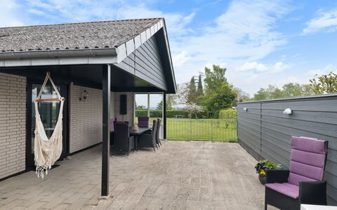 Andine - 250M from the Sea: Domicile, Toit, Ombre, Siding, Jardin, Chalet, Cour, Patio, Aménagement Paysager, Biens