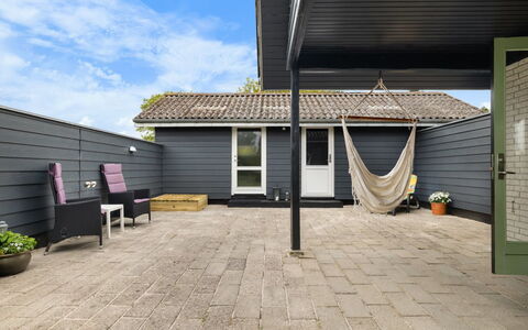 Andine - 250M from the Sea: Sol, Sol, Domicile, Ombre, Composite, Porte, Mobilier De Jardin, Siding, Porche, Arrière-Cour
