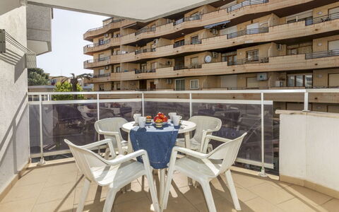 Salou 623: Bois, Meubles, Sol, Chaise, Ombre, Mobilier De Jardin, Tache De Bois, Store, Balcon, Tableau De Plein Air