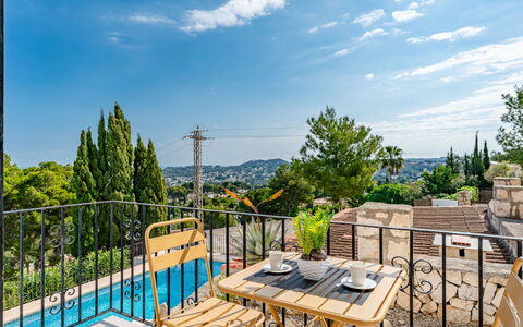Tosalans: Bois, Meubles, Sol, Chaise, Ombre, Mobilier De Jardin, Tache De Bois, Store, Balcon, Tableau De Plein Air