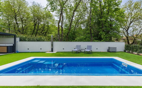 Villa Zoia: Bois, Meubles, Sol, Chaise, Ombre, Mobilier De Jardin, Tache De Bois, Store, Balcon, Tableau De Plein Air