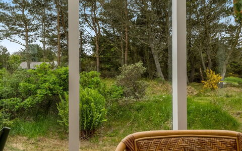 Kaare - 250M from the Sea: Meubles, Mobilier De Jardin, Vaisselle, Table, Drinkware, Chaise, Tableau De Plein Air, Aliments, Bouteille