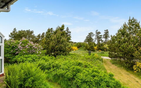 Kaare - 250M from the Sea: Meubles, Mobilier De Jardin, Vaisselle, Table, Drinkware, Chaise, Tableau De Plein Air, Aliments, Bouteille