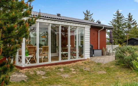 Kaare - 250M from the Sea: Meubles, Mobilier De Jardin, Vaisselle, Table, Drinkware, Chaise, Tableau De Plein Air, Aliments, Bouteille