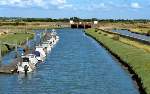Le Pré Vincent: Ressources En Eau, L'Eau, Plan D'Eau, Voie Navigable, Canal, Cours D'Eau, Canal, Banque, Bateau, Navire