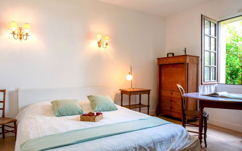 Le Pré Vincent: Meubles, Lit, Design Intérieur, Chambre, Mur, Bois, Literie, Drap De Lit, Plafond, Pièce