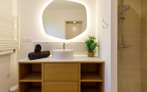 Ohana: Design Intérieur, Armoire De Toilette, Sol, Plafond, Luminaire Plomberie, Lavabo, Éclairage, Sol, Luminaire, Salle De Bains