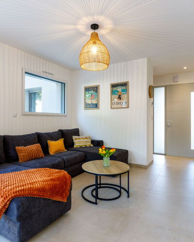 Ohana: Meubles, Design Intérieur, Sol, Canapé, Bois, Plafond, Sol, Salon, Pièce, Éclairage