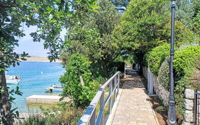 Crikvenica Jadranovo 185: Végétation, Cotiers Et Relief Océaniques, Côte, Ombre, Clôture, Jardin, Rive, Passerelle, Réservoir
