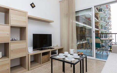 Olivier: Meubles, Propriété, Table, Étagère, Cabinetry, Design Intérieur, Rayonnage, Bois, Sol, Sol