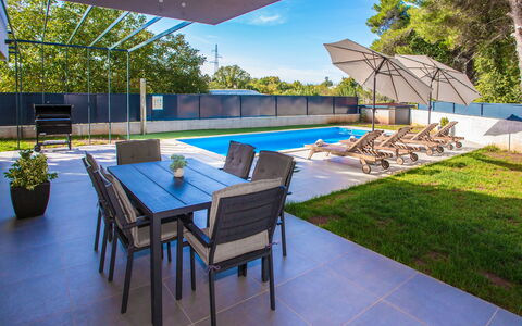 Villa Eva Tar: Appartement, Chaise, Balcon, Recours, Hôtel, Baie, Table Cuisine Et Salle A Manger, Mobilier De Jardin, Ville Resort