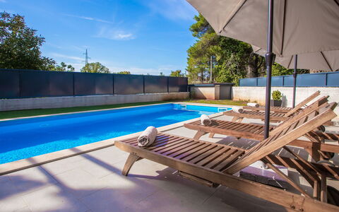 Villa Eva Tar: Appartement, Chaise, Balcon, Recours, Hôtel, Baie, Table Cuisine Et Salle A Manger, Mobilier De Jardin, Ville Resort
