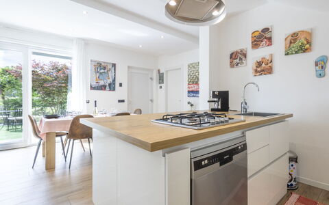 Villa D: Cuisine, Appareil De Cuisine, Comptoir, Principaux Appliance, Sol, Design Intérieur, Cuisinière, Bois, Cabinetry, Le Fourneau