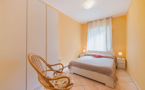 Appartamento Brezza Marina: Design Intérieur, Meubles, Sol, Sol, Lit, Chambre, Bois, Pièce, Plafond, Drap De Lit