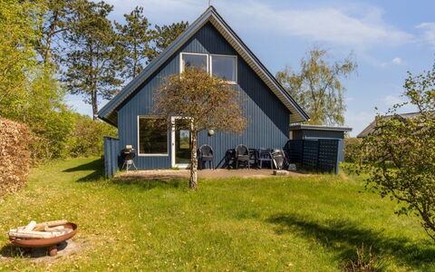 Naina - 200M from the Sea: Bleu, Arbuste, Chalet, Couverture De Sol, Jardin, Biens, Ombre, Aménagement Paysager, Ferme, Eco Hôtel