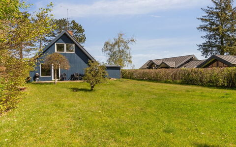 Naina - 200M from the Sea: Bleu, Arbuste, Chalet, Couverture De Sol, Jardin, Biens, Ombre, Aménagement Paysager, Ferme, Eco Hôtel
