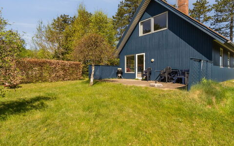 Naina - 200M from the Sea: Bleu, Arbuste, Chalet, Couverture De Sol, Jardin, Biens, Ombre, Aménagement Paysager, Ferme, Eco Hôtel